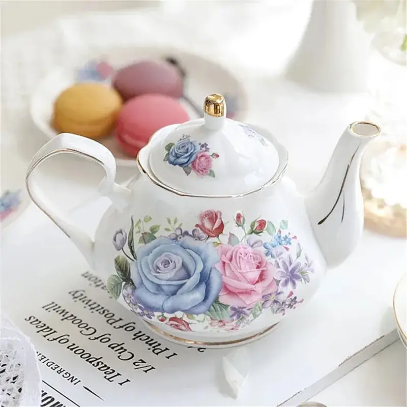 Théière et Tasse en Céramique – Style Moderne & Élégant