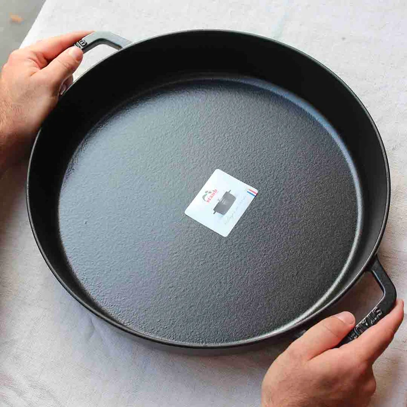 Grand plat rond à anses en fonte noire
